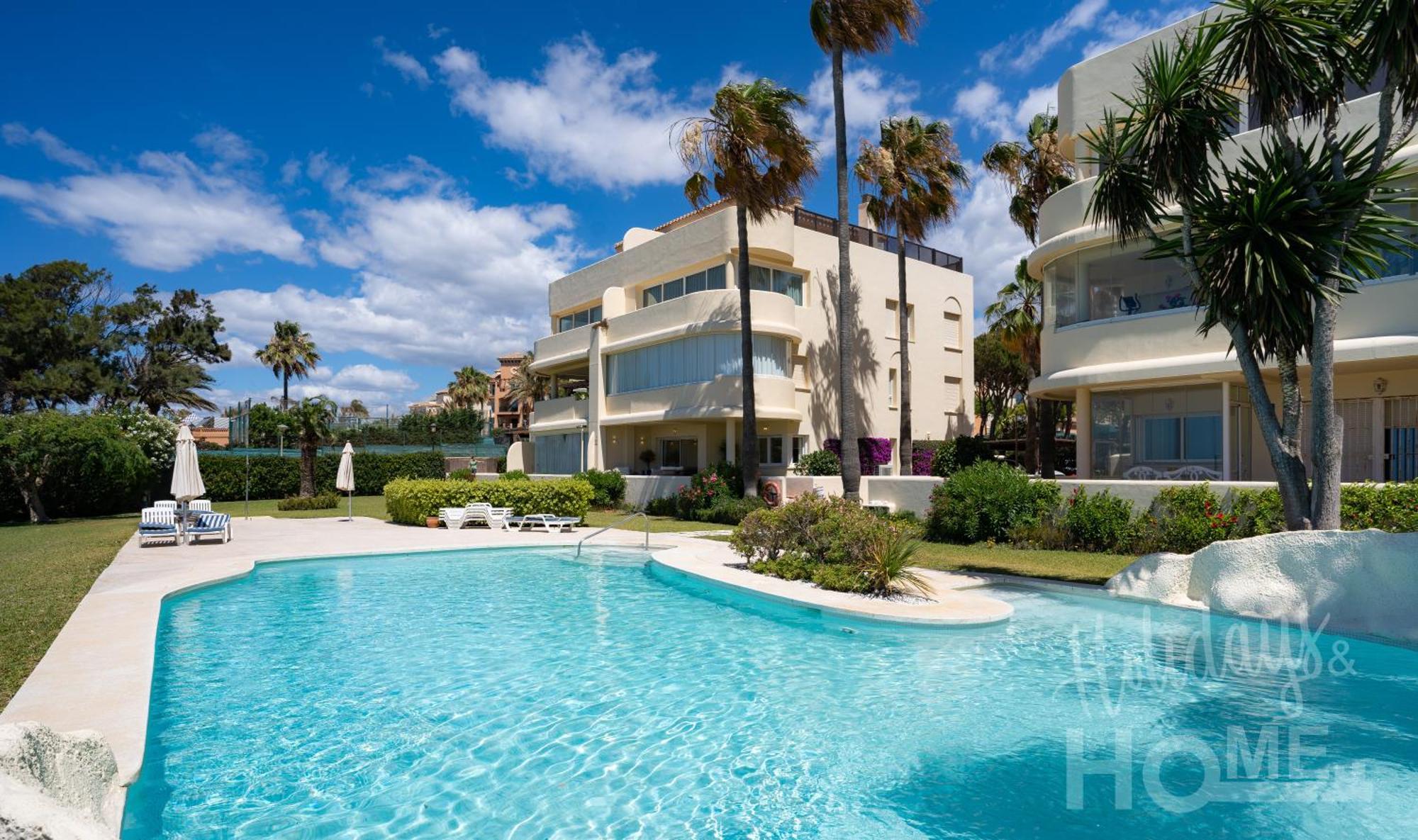 Neptuno Ii Beachfront Elviria,sea Views,lovely Terrace And Pool Lägenhet
